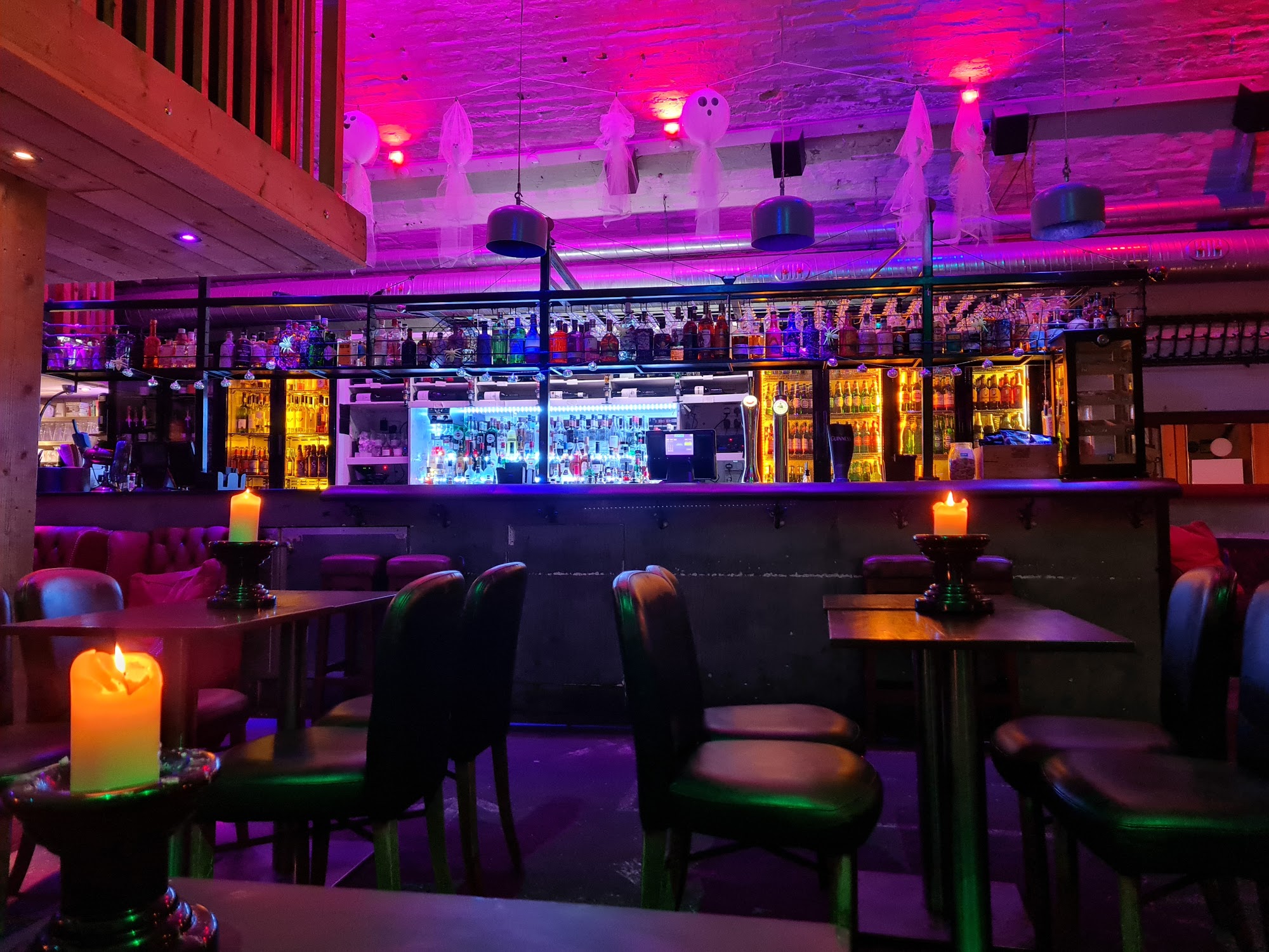 Arch Bar Lounge & Kitchen