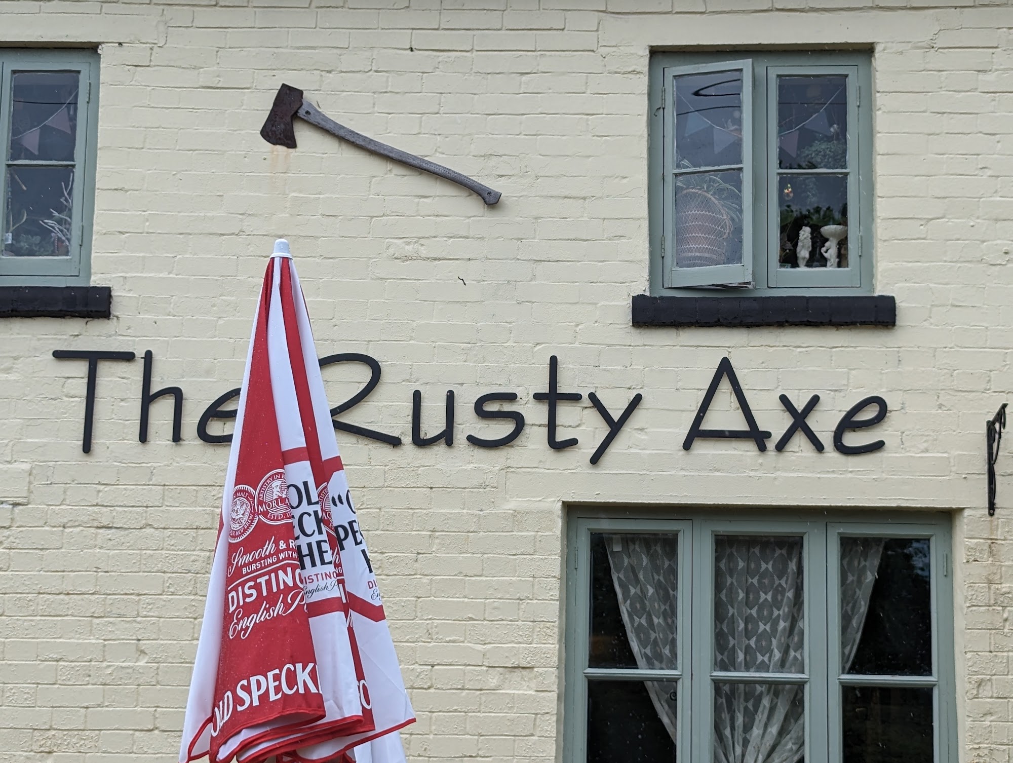 Sparkles at the Rusty Axe Inn