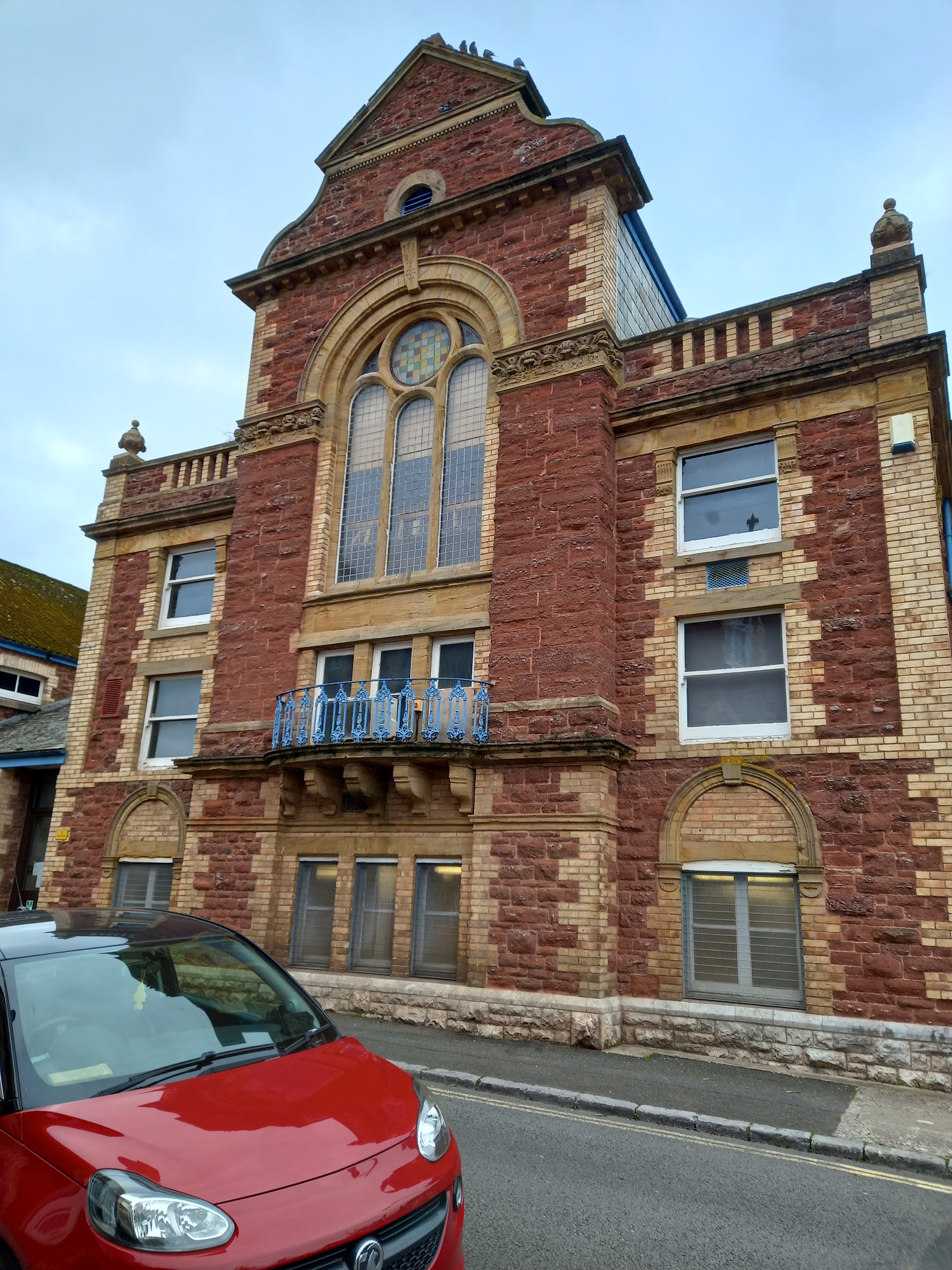 Queen Victoria (formerly Pickwick) 62 Victoria St, Paignton