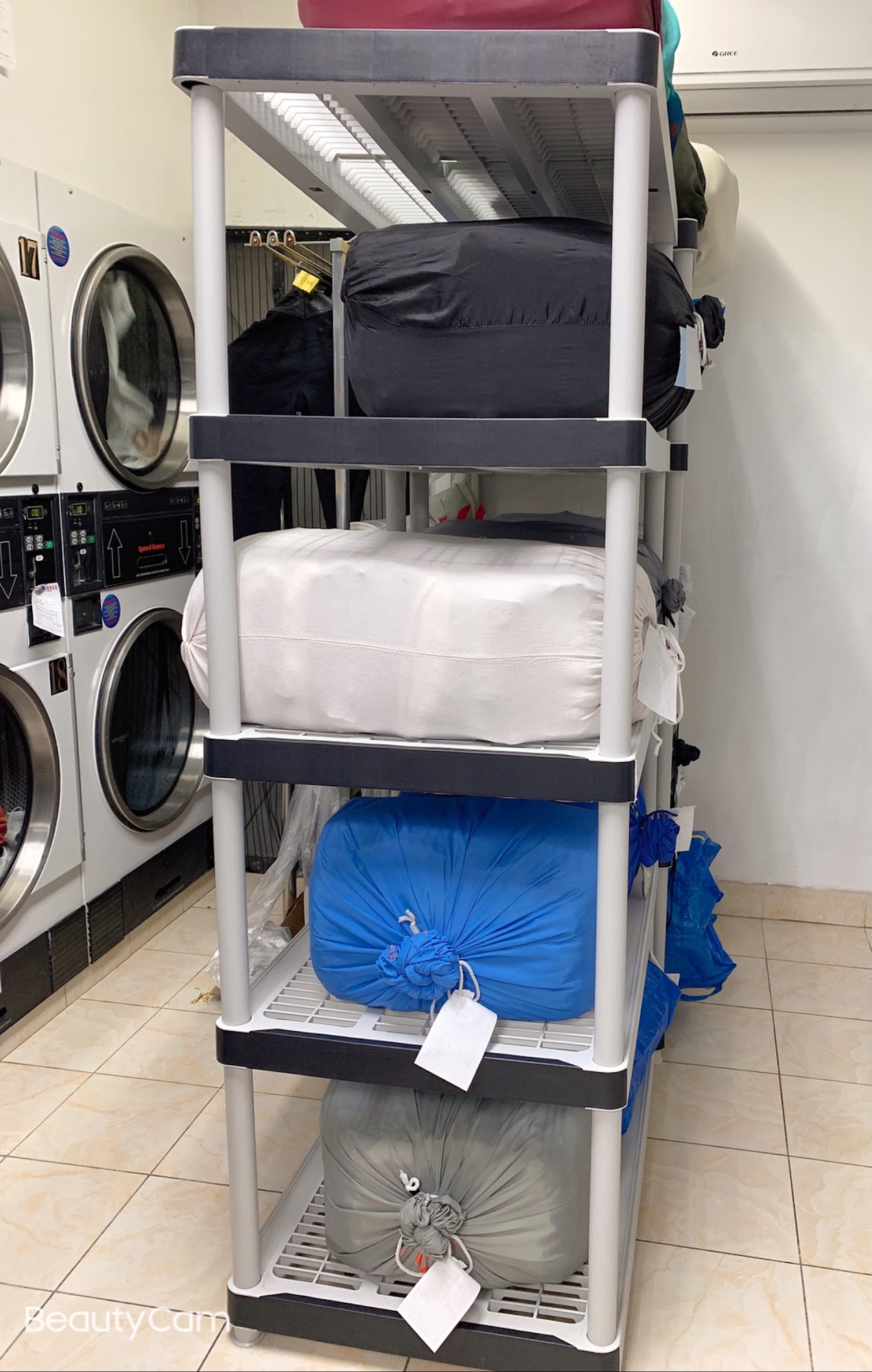 DZLE LAUNDROMAT