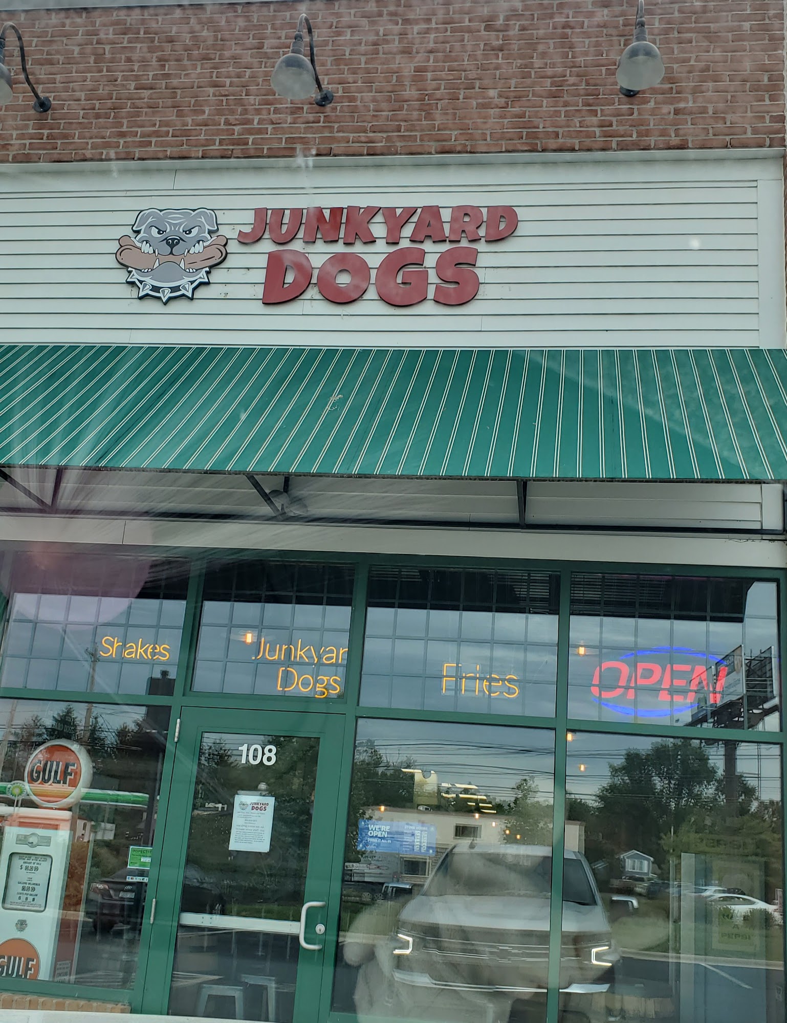 Junkyard Dogs Hot Dogs