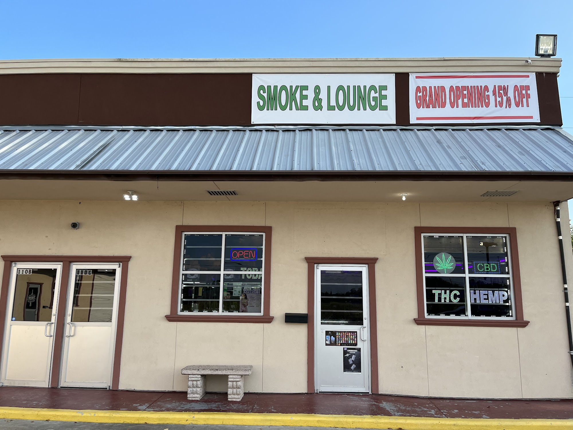 Smoke & Lounge