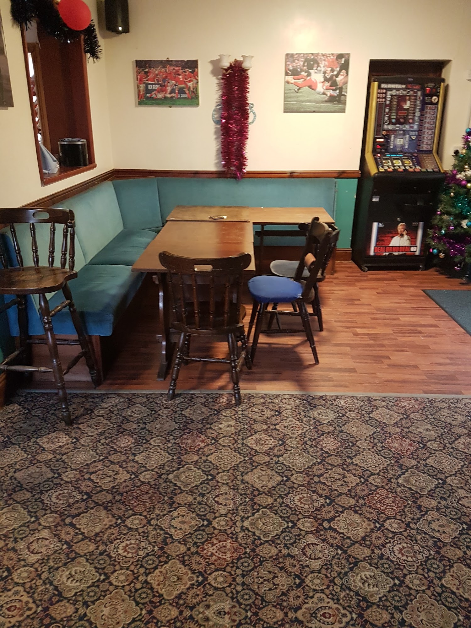 The Bell inn Bynea 1 Cwmfelin Rd, Bynea, Llanelli